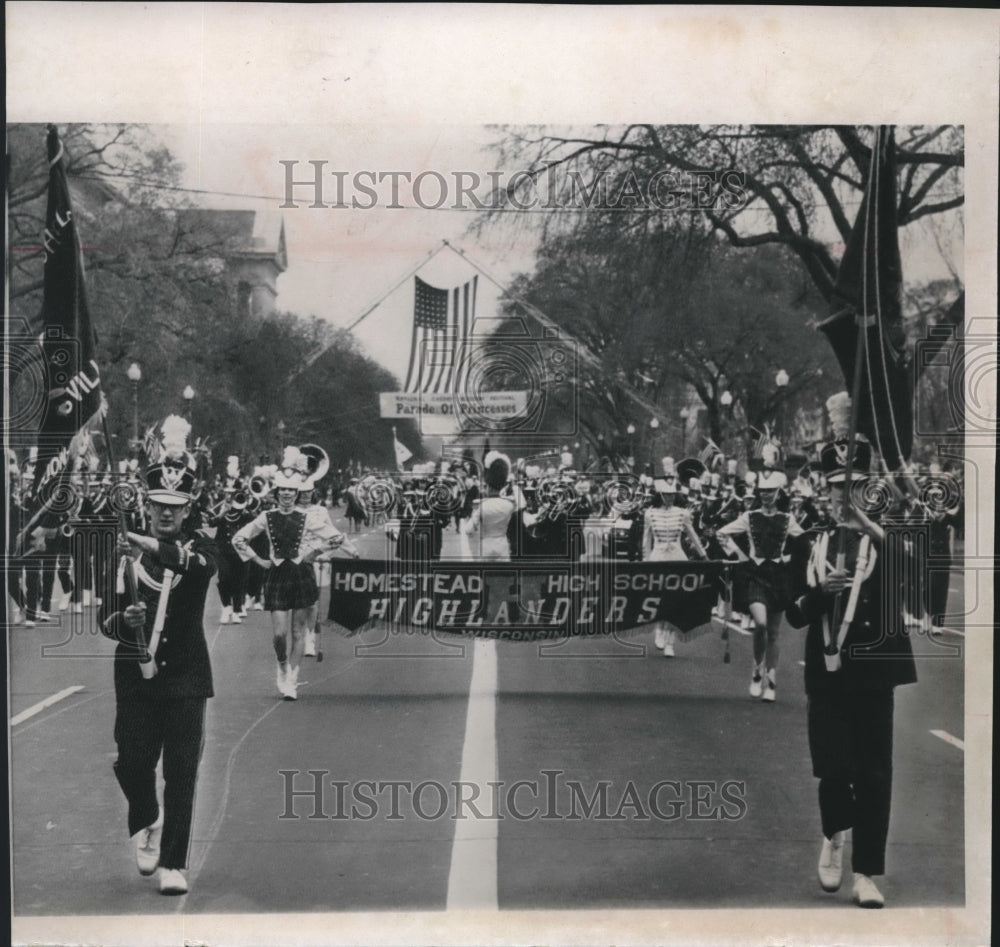 1966 Press Photo Milwaukee&#39;s Homestead High School Band marches in parade- Historic Images