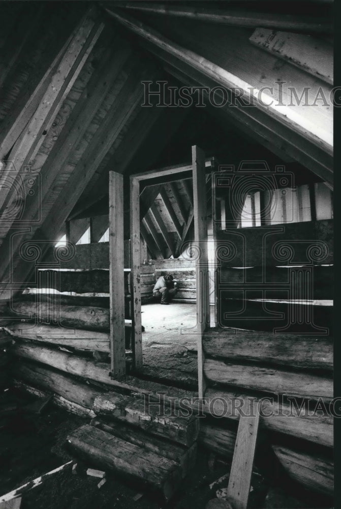 Load image into Gallery viewer, 1989 Press Photo John Smolik adds insulation into walls in Richfield, Wisconsin
