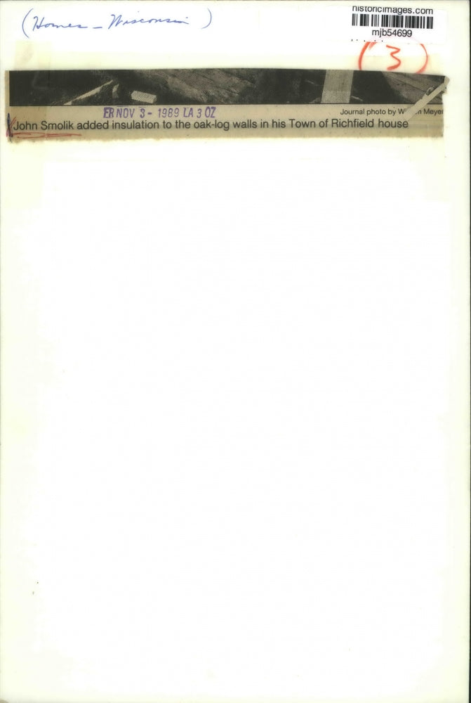 1989 Press Photo John Smolik adds insulation into walls in Richfield, Wisconsin