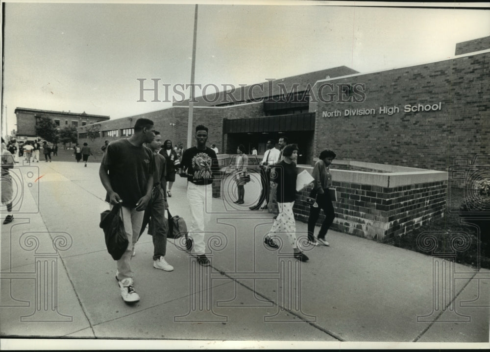 1991 Press Photo North Division High School students leave school in Milwaukee - Historic Images