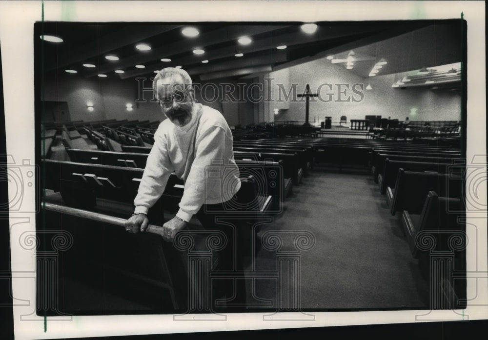 1992 Press Photo Jerry Howard, parish administrator at Saint Alphonsus.