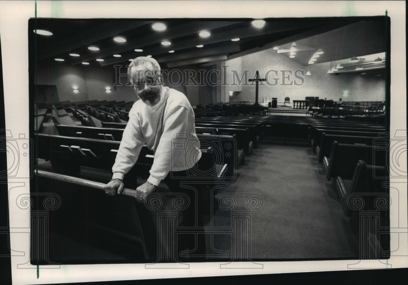 Load image into Gallery viewer, 1992 Press Photo Jerry Howard, parish administrator at Saint Alphonsus.
