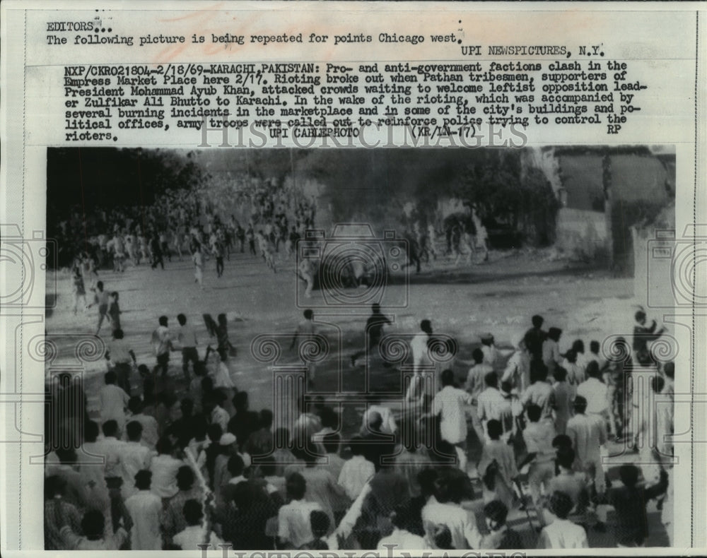 1969 Press Photo Pro and anti-government factions in Pakistan clash in riots
