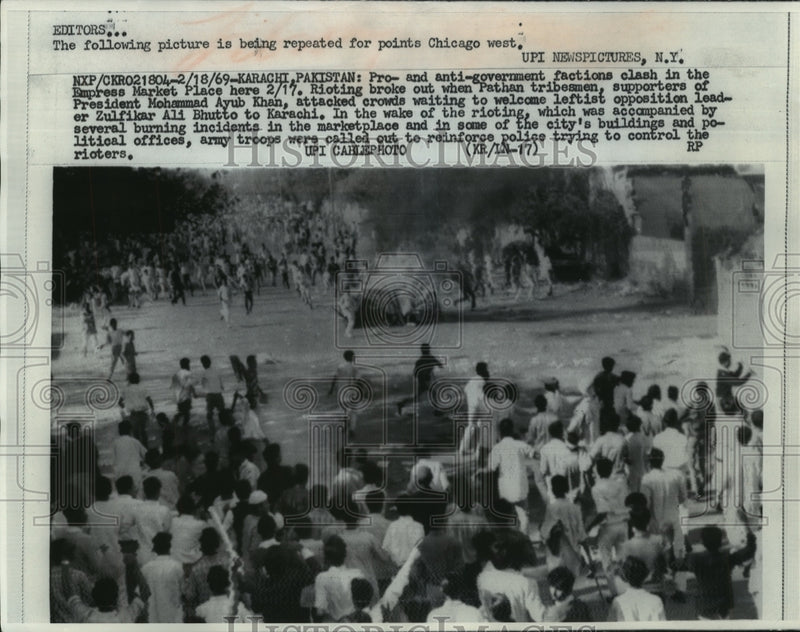Load image into Gallery viewer, 1969 Press Photo Pro and anti-government factions in Pakistan clash in riots
