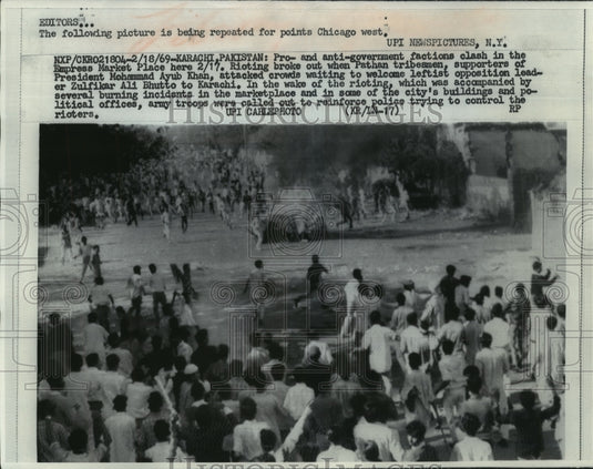 1969 Press Photo Pro and anti-government factions in Pakistan clash in riots