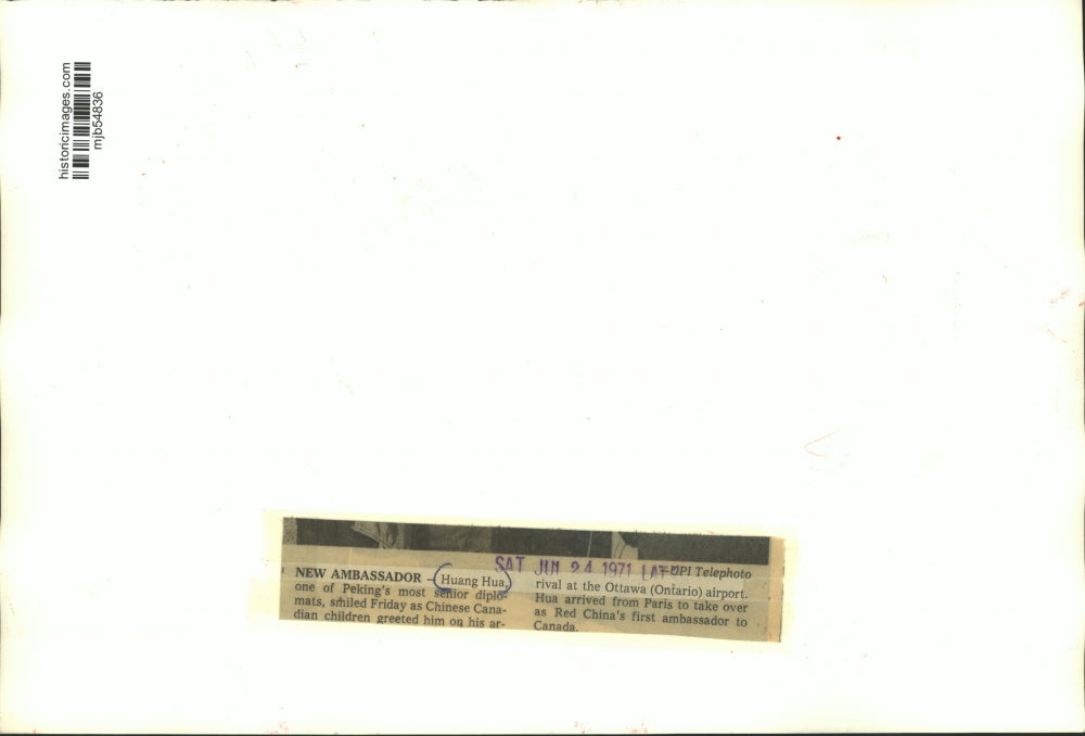 1971 Press Photo Huang Hua, smiled while greeted by Chinese Canadian children