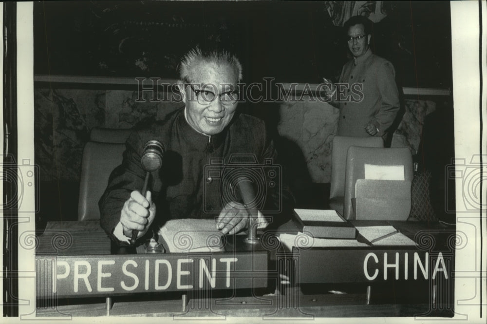 1972 Press Photo Huang Hua Chinese Ambassador in a session about Mideast unrest.