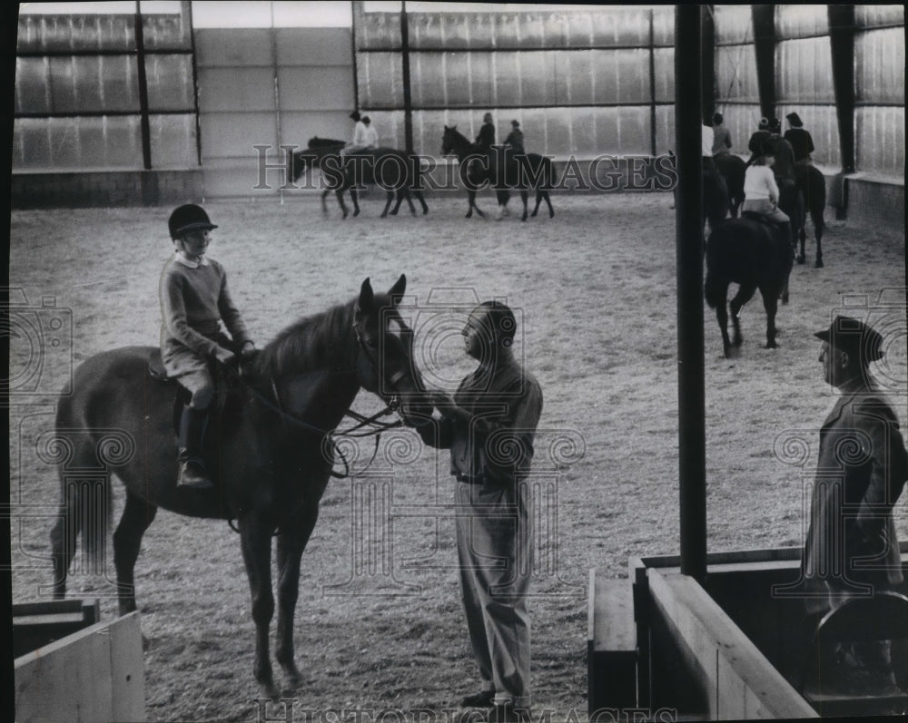 1956 Press Photo Katherine Davidson on horse with members at club, Milwaukee.