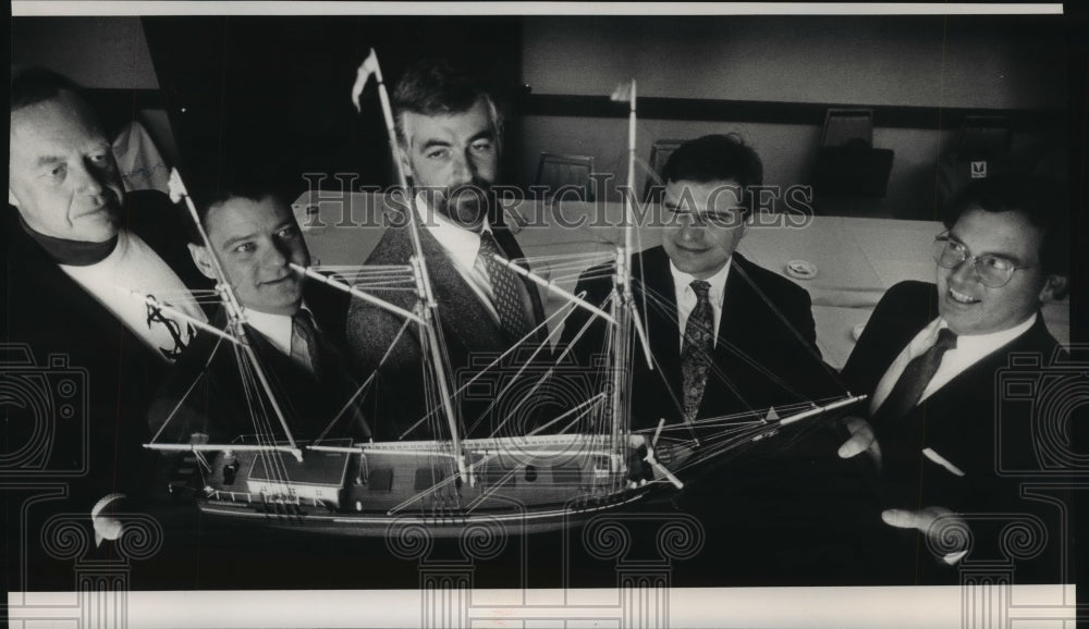 1991 Press Photo All members of Milwaukee Lake Schooner Ltd. posing with ship.- Historic Images