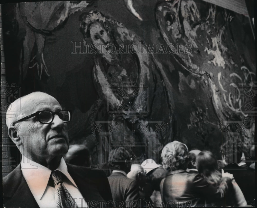 1973 Press Photo Evan Helfaer standing next to Marc Chagall tapestry, Milwaukee.