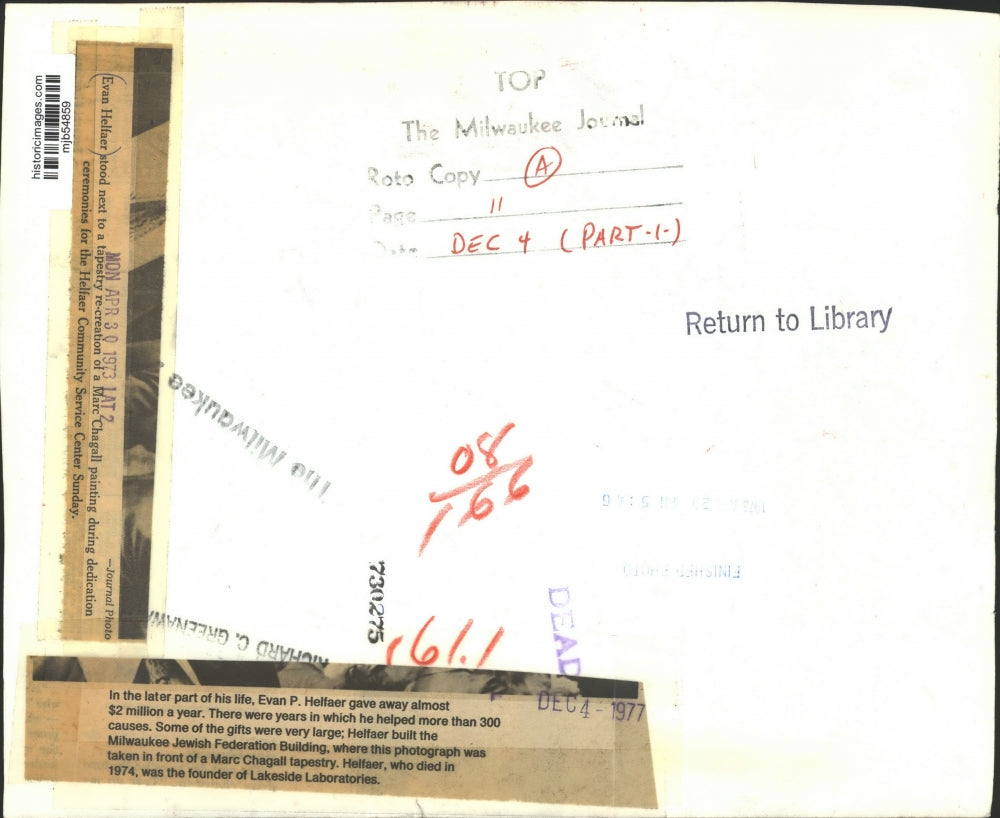 1973 Press Photo Evan Helfaer standing next to Marc Chagall tapestry, Milwaukee.