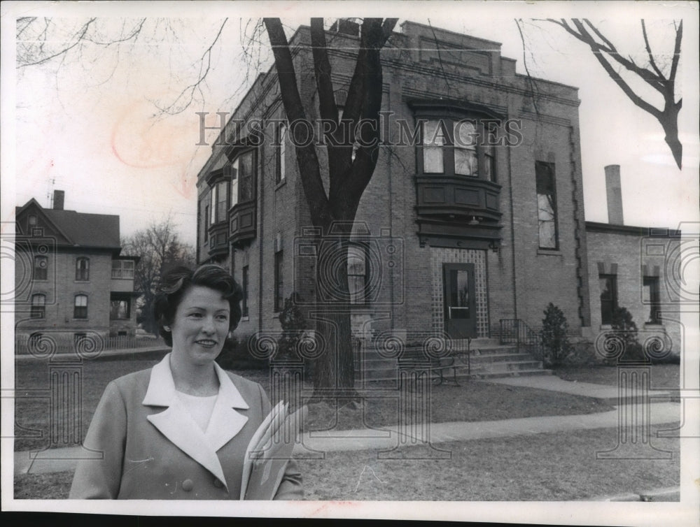 1967 Press Photo Jan Helmbrecht In Front Of Mayville&#39;s City Hall - mjb54883