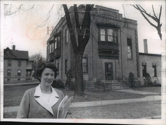 1967 Press Photo Jan Helmbrecht In Front Of Mayville's City Hall - mjb54883