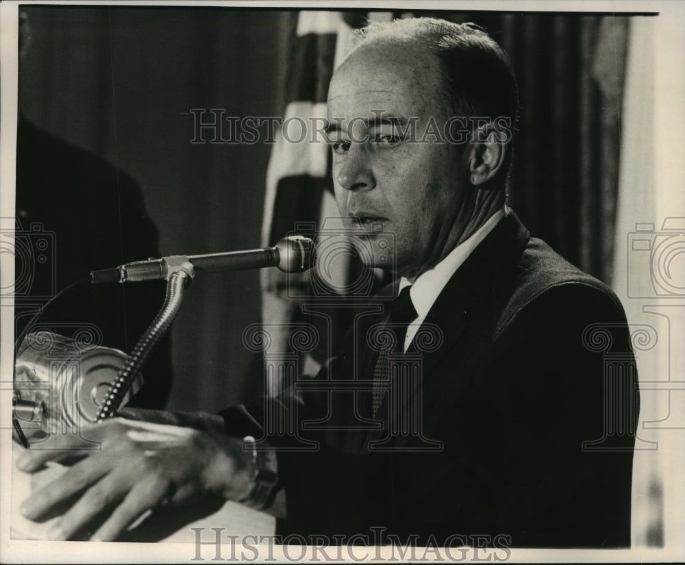 1968 Press Photo Bryce Harlow Holds NY News Conference For Nixon Administration- Historic Images