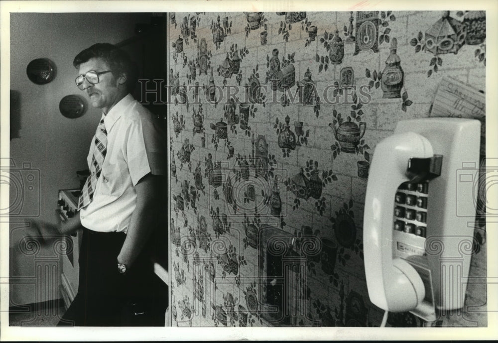 1981 Press Photo Richard Hermening Waits for Word of His Son, a Hostage in Iran- Historic Images