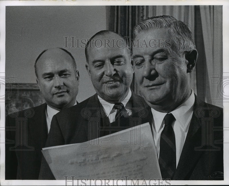 Load image into Gallery viewer, 1969 Press Photo Officers of Greater Milwaukee Committee at the Annual Meeting
