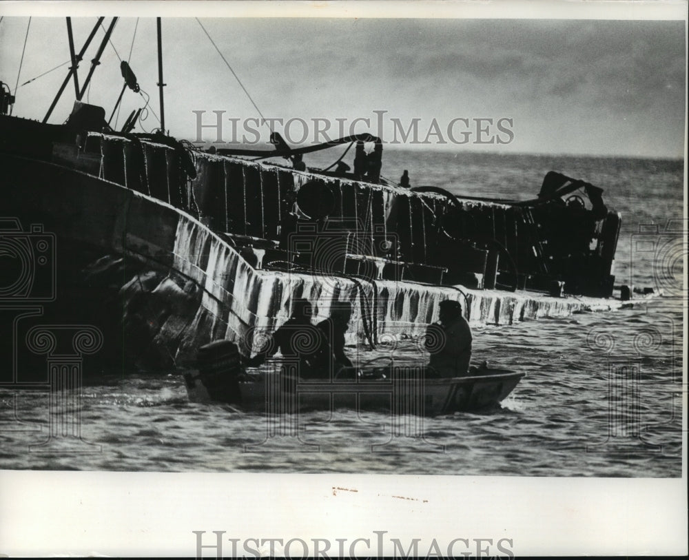 1975 Press Photo Coast Guard check beached boat in Milwaukee Harbor - mjb55002