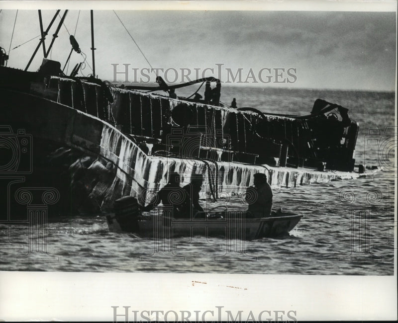Load image into Gallery viewer, 1975 Press Photo Coast Guard check beached boat in Milwaukee Harbor - mjb55002
