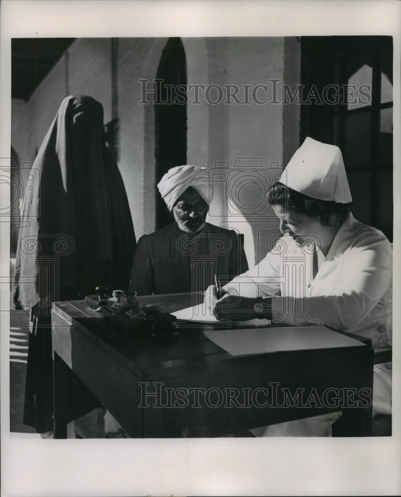 1953 Press Photo Burqua Clad Tabinda with Father Enroll in Health Visitor Course