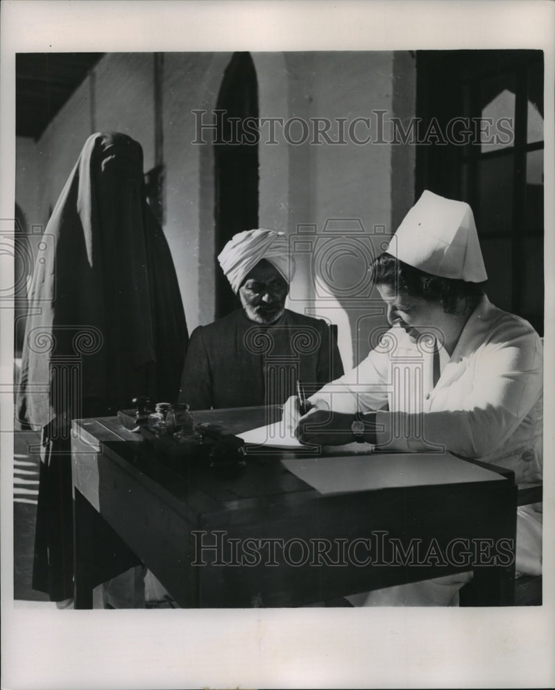 Load image into Gallery viewer, 1953 Press Photo Burqua Clad Tabinda with Father Enroll in Health Visitor Course
