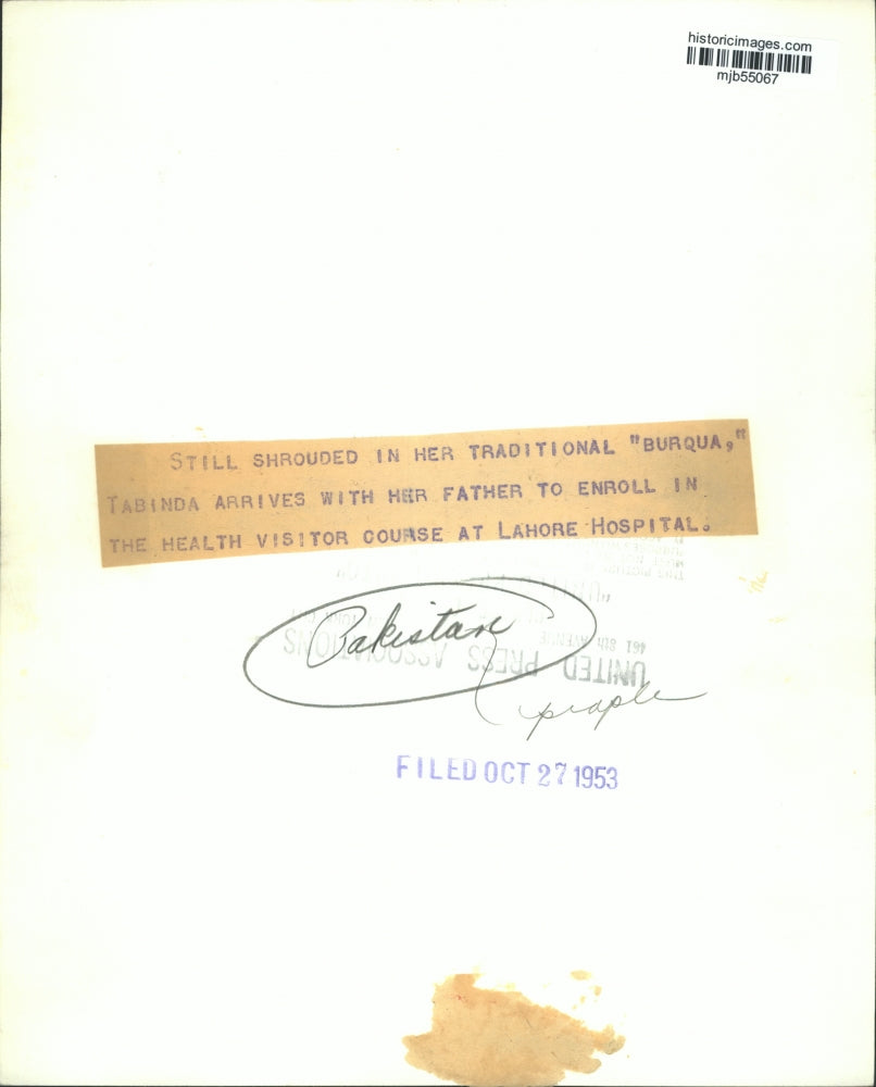 1953 Press Photo Burqua Clad Tabinda with Father Enroll in Health Visitor Course