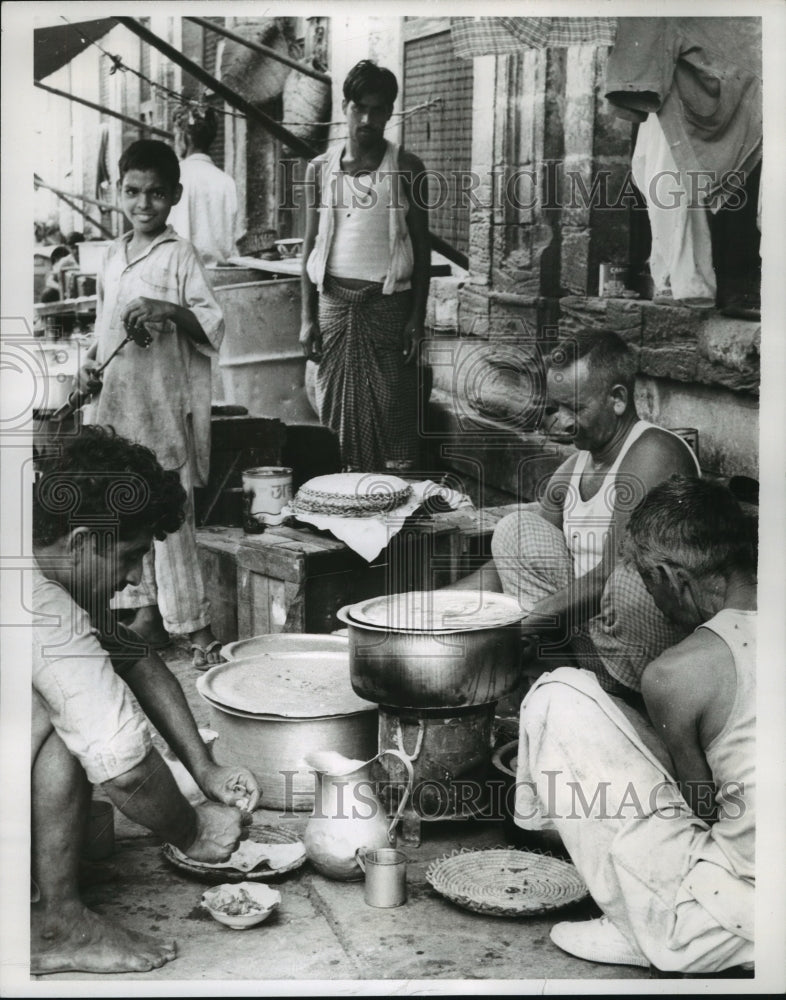1968 Press Photo Pakistani Slum Dwellers Eat What They Have on Sidewalks