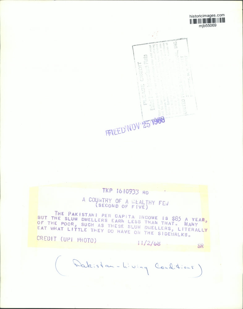 1968 Press Photo Pakistani Slum Dwellers Eat What They Have on Sidewalks