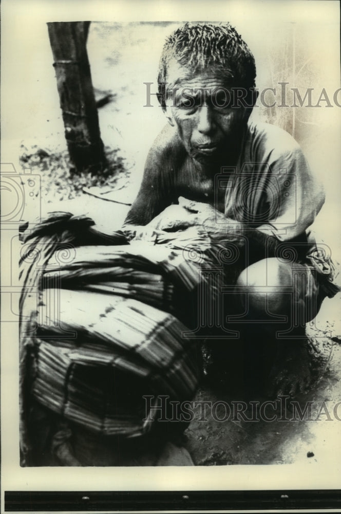 1971 Press Photo A Pakistan refugee sits next to belongings at a camp, India.