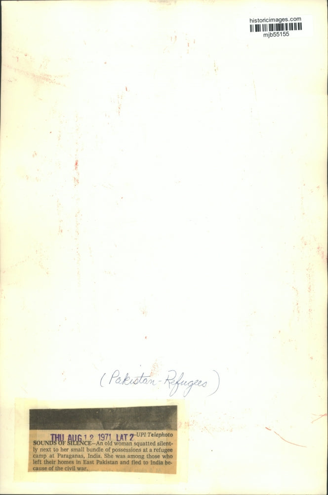 1971 Press Photo A Pakistan refugee sits next to belongings at a camp, India.