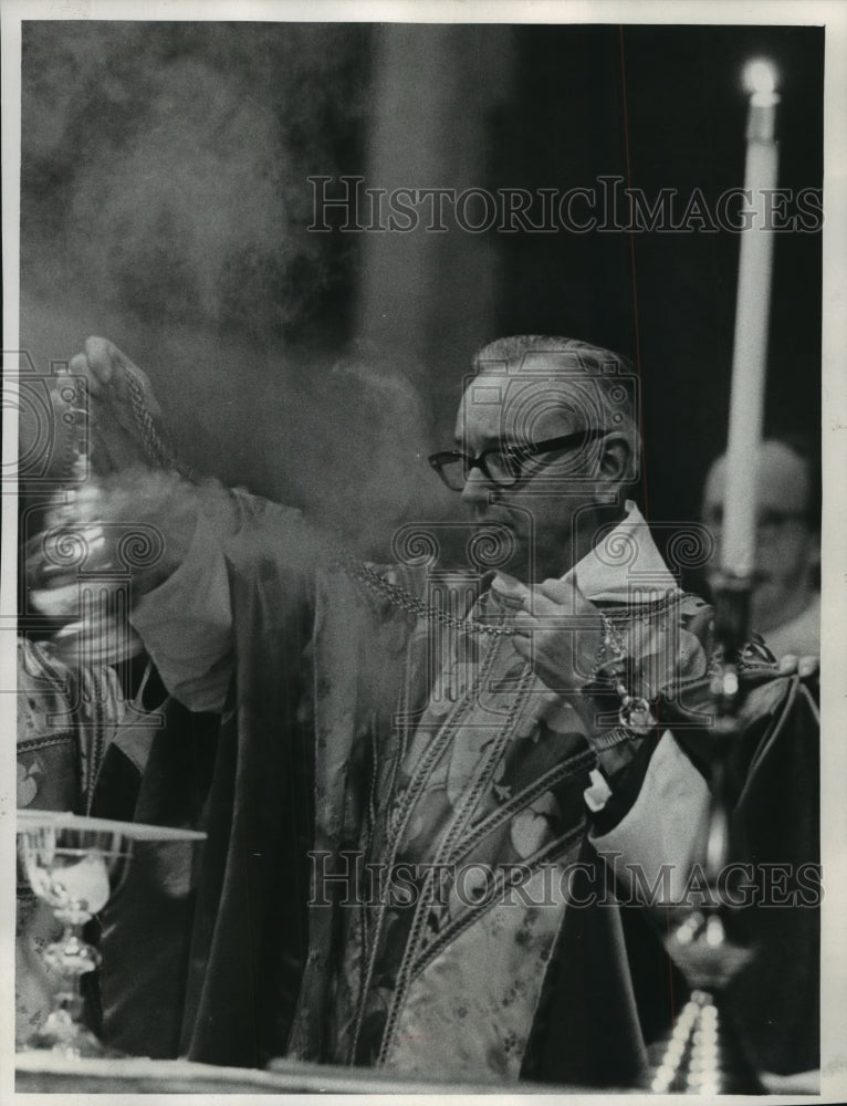 1972 Press Photo Bishop Donald Hallock Offers Blessing At All Saints Cathedral