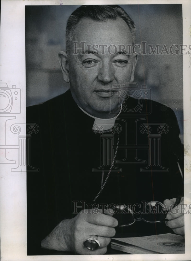 1963 Press Photo Bishop Donald H.V. Hallock In Milwaukee - mjb55208