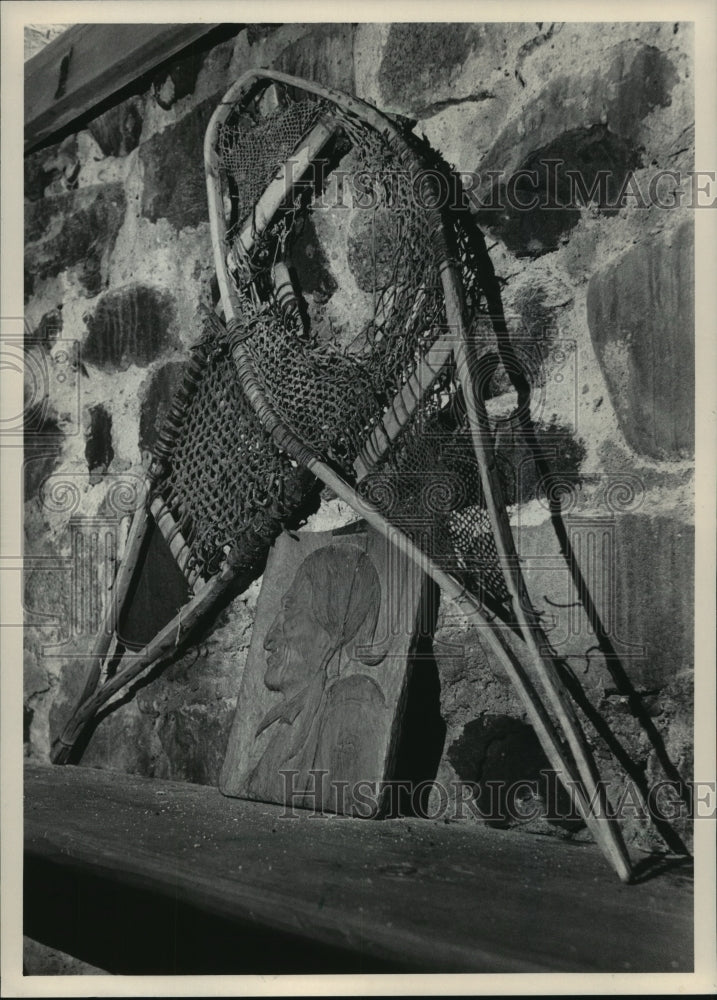 1985 Press Photo Snow shoes &amp; Indian carving at W.Ben Hunt cabin, Hales Corners- Historic Images