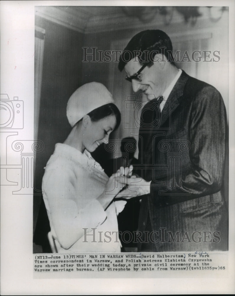 Load image into Gallery viewer, 1965 Press Photo David Halberstam marriage to Elzbieta Czyzewska in Warsaw
