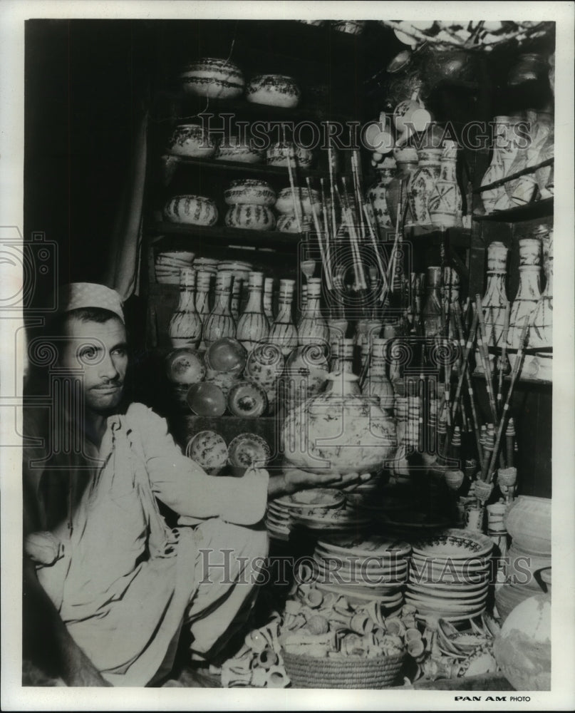 1964 Press Photo Merchant with Wares in Bazaar of  Peshawar, Pakistan- Historic Images