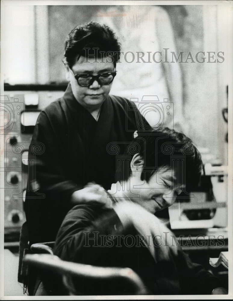 1969 Press Photo Seiji Ozaqa receives massage from musician Kinshi Tsuruta