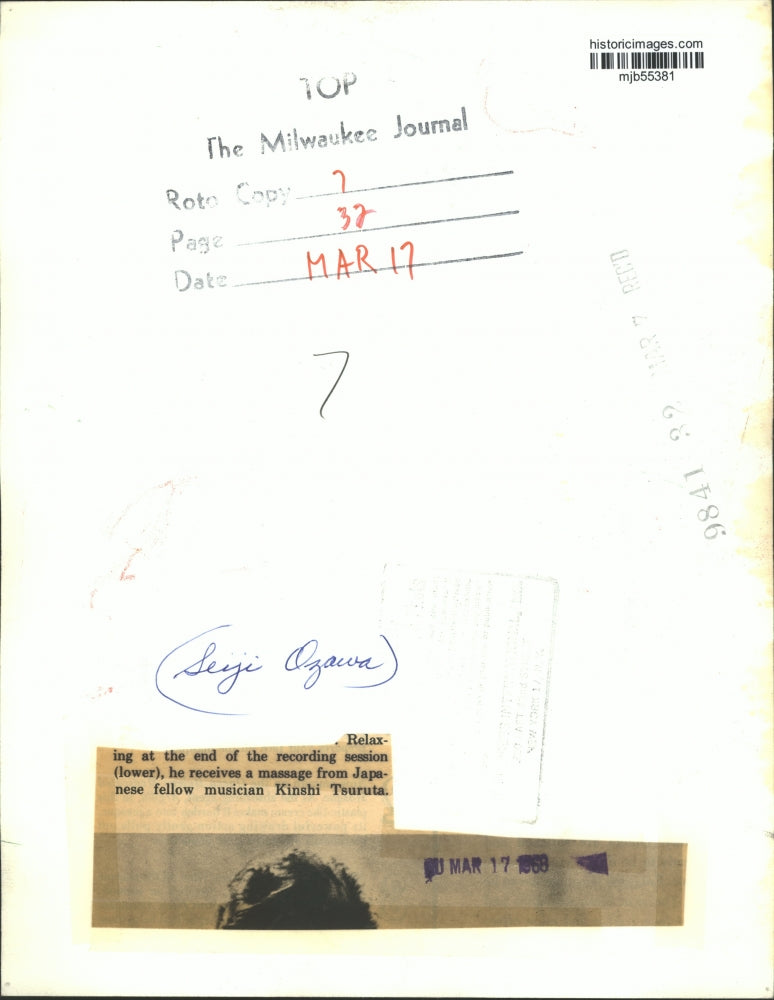 1969 Press Photo Seiji Ozaqa receives massage from musician Kinshi Tsuruta