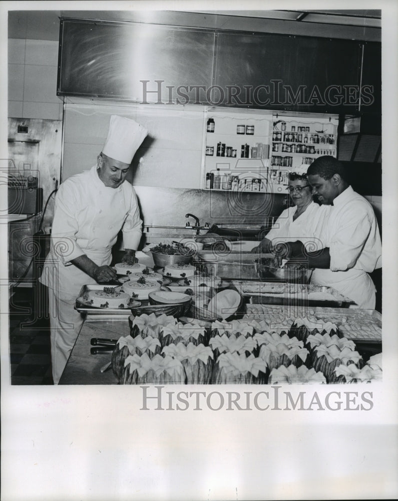 1967 Press Photo Henry Haller, White House chef, and staff- Historic Images