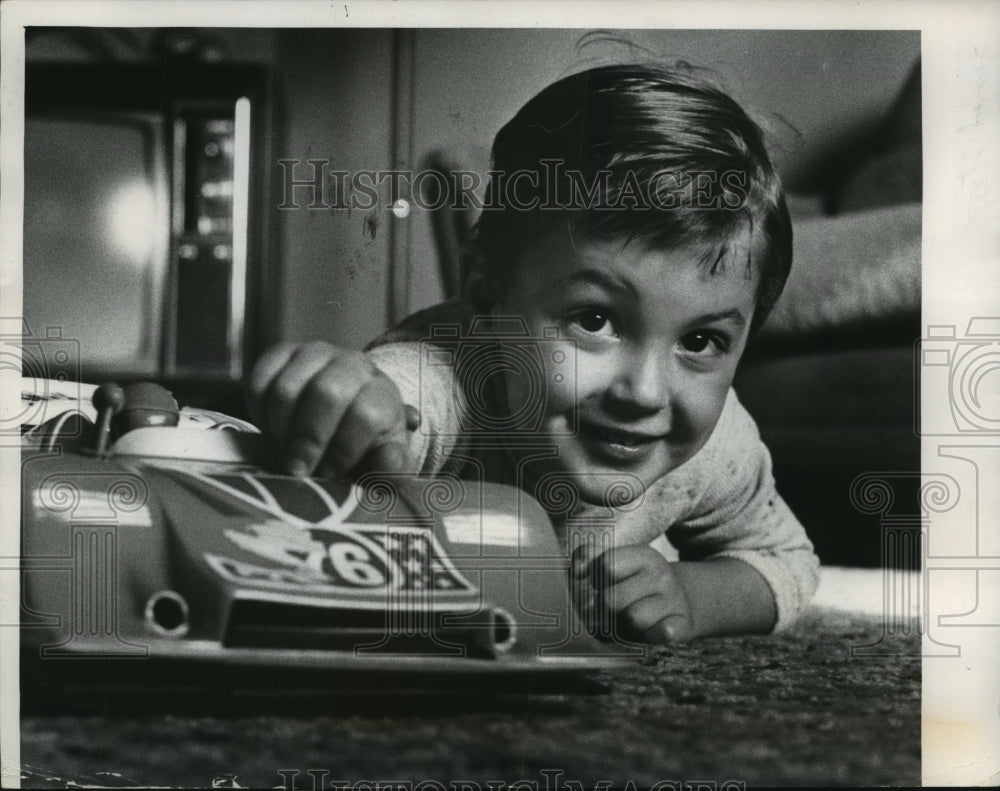 1974 Press Photo 3 year old hemophiliac Frankie Diorio helped by home treatment