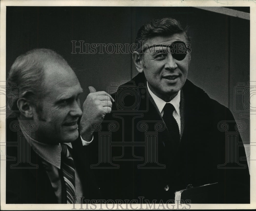 1972 Press Photo Mayor Henry Maier seen leaving his office wearing an eye patch