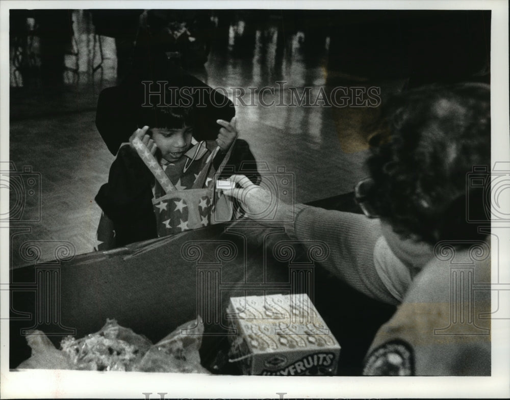 1993 Press Photo Halloween candy offered youngster at Milwaukee County Zoo, - Historic Images