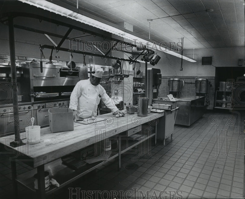 Load image into Gallery viewer, 1970 Press Photo Milwaukee County Jail Kitchen - mjb55626
