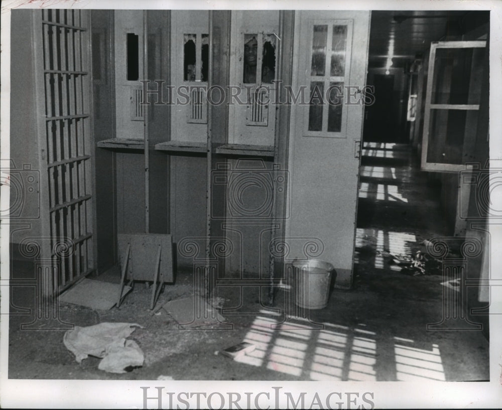 1968 Press Photo Milwaukee County jail inmates peered through smashed windows.- Historic Images