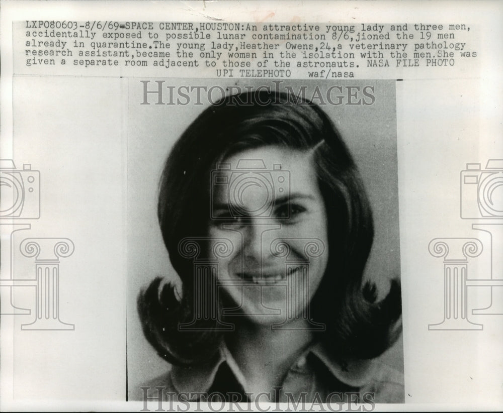 1969 Press Photo Heather Owens a technician at the lunar receiving lab, Houston.