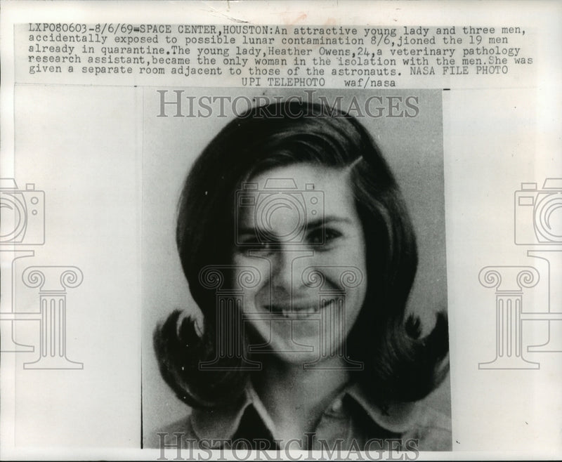 Load image into Gallery viewer, 1969 Press Photo Heather Owens a technician at the lunar receiving lab, Houston.
