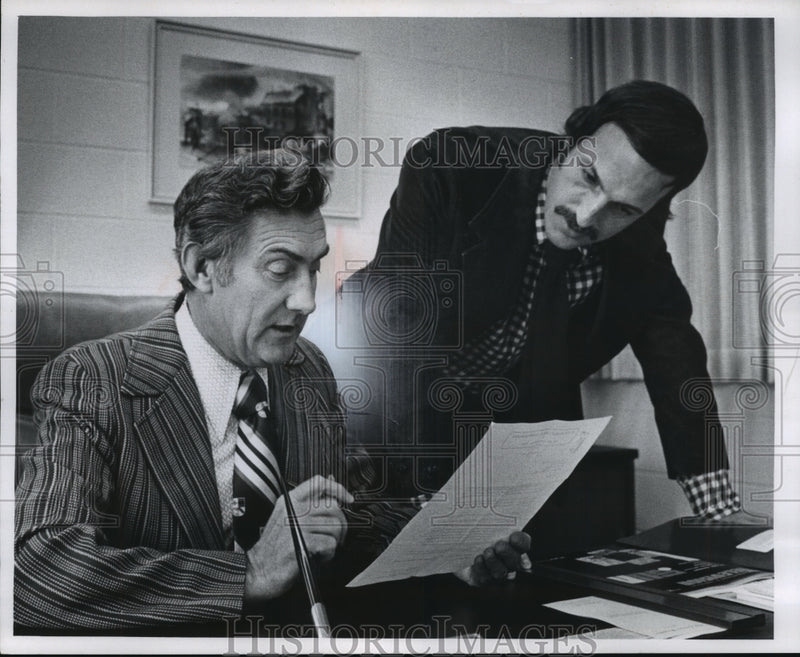 Load image into Gallery viewer, 1978 Press Photo Otto Schlaak (seated) with John Owen of Channel 18 - mjb55746
