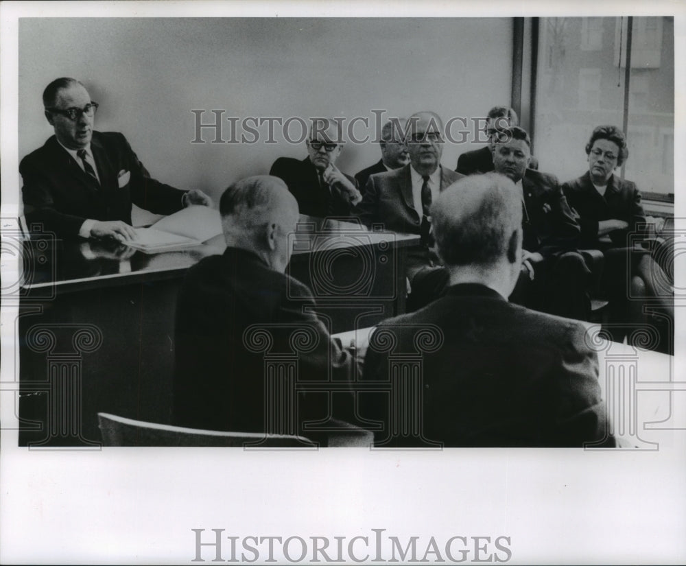 1964 Press Photo Joseph LaMonte gives instructions to coroner's jury, Milwaukee.