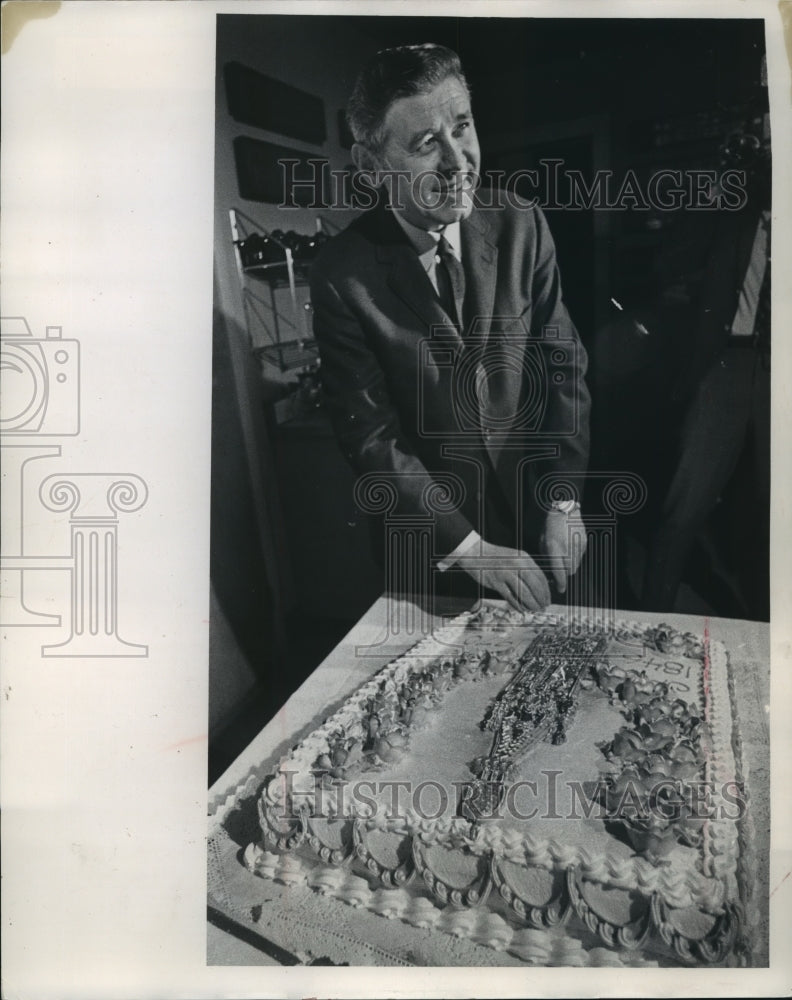 1970 Press Photo Mayor Henry Maier cut Milwaukee&#39;s 124th birthday cake- Historic Images