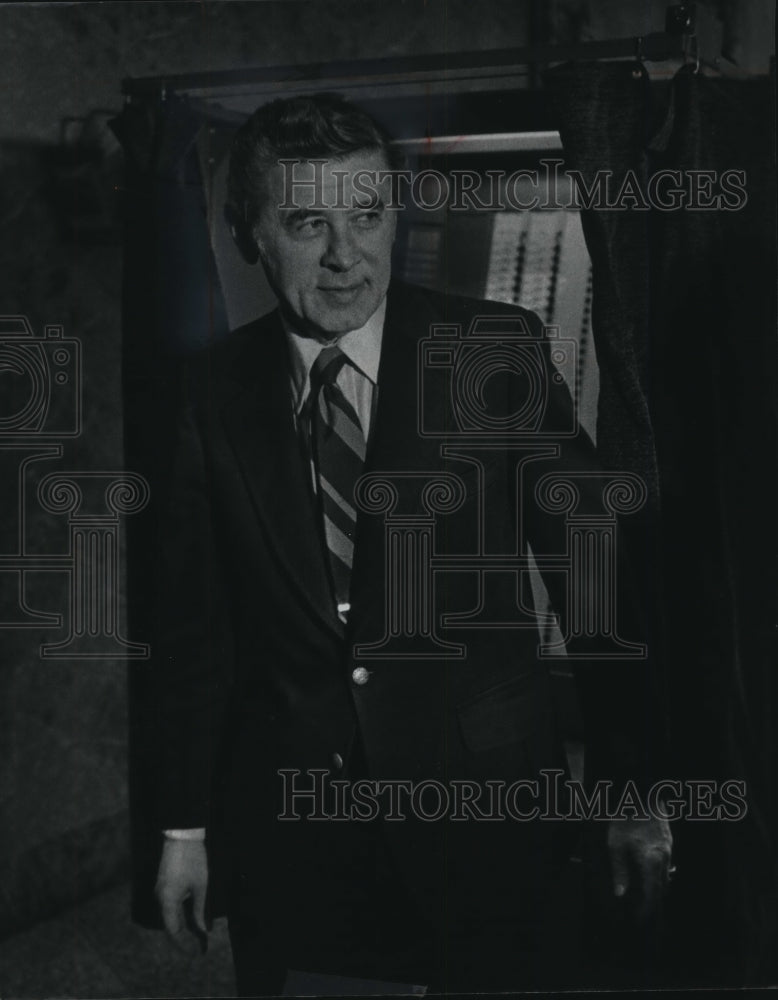 Load image into Gallery viewer, 1976 Press Photo Milwaukee Mayor Henry Maier, leaving polling booth - mjb55868
