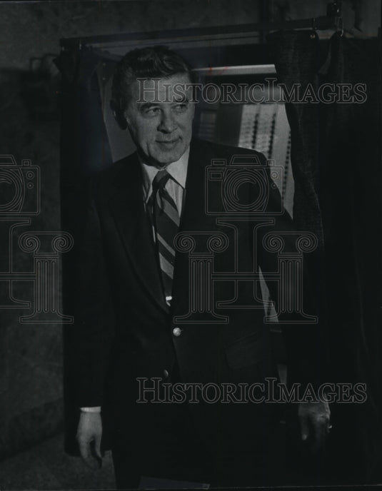 1976 Press Photo Milwaukee Mayor Henry Maier, leaving polling booth - mjb55868