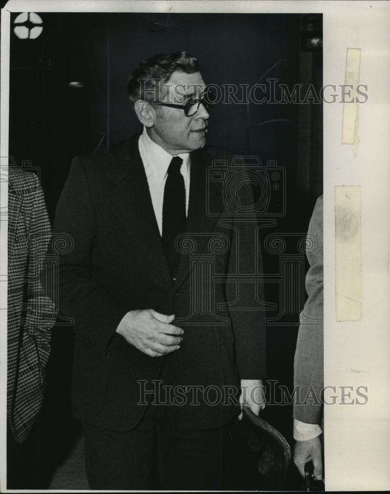 Load image into Gallery viewer, 1973 Press Photo Milwaukee Mayor Henry W. Maier at divorce hearing - mjb55876
